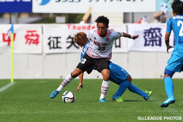 ライン際の攻防で競り勝つ守田　創（盛岡）【明治安田Ｊ３ 第30節 盛岡vs秋田】（2/2）