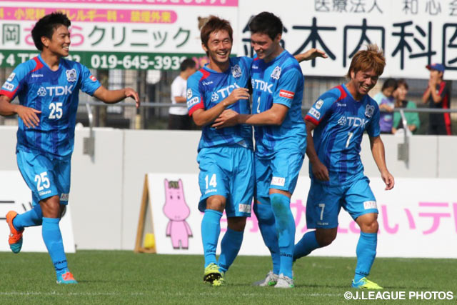 FKを直接蹴り込み、決勝点を挙げた川田　和宏（秋田 #14）【明治安田Ｊ３ 第30節 盛岡vs秋田】（1/2）