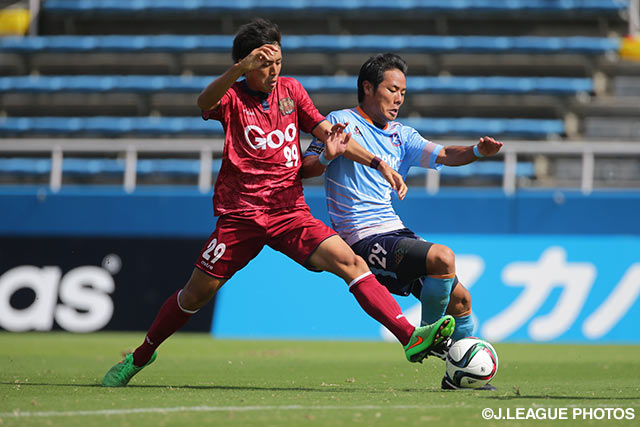 友澤　貴気（YS横浜）からのボール奪取を狙う朴　利基（琉球）【明治安田Ｊ３ 第30節 YS横浜vs琉球】（1/2）