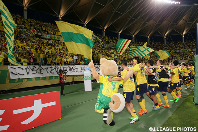 ファン・サポーターとホームでの快勝を喜ぶ千葉の選手達【明治安田Ｊ２ 第33節 千葉vs栃木】（3/3）