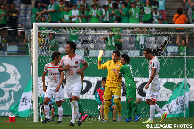 ムルジャ（大宮）のPKをストップした佐藤　優也（東京Ｖ）【明治安田Ｊ２ 第33節 東京Ｖvs大宮】（1/3）