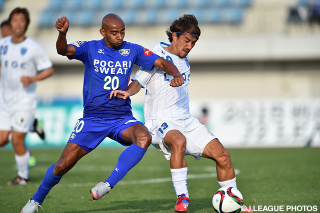 中盤で競り合うエステバン（左/徳島）と野崎　陽介（右/横浜FC）【明治安田Ｊ２ 第33節 徳島vs横浜FC】（1/3）