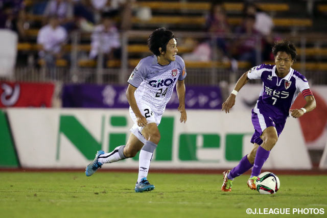 矢島　慎也（岡山）をマークする駒井　善成（京都）【明治安田Ｊ２ 第33節 京都vs岡山】（2/3）