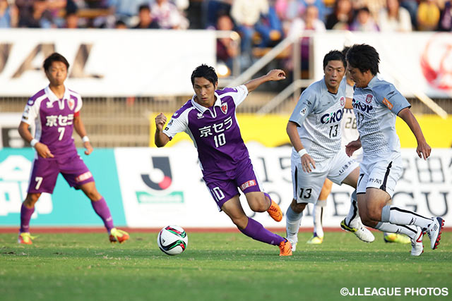 巧みなドリブルで岡山ゴールに迫った原川　力（京都）【明治安田Ｊ２ 第33節 京都vs岡山】（1/3）