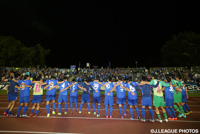 ホームでの接戦を制しファン・サポーターと喜ぶ町田の選手達【明治安田Ｊ３ 第30節 町田vsJ-22】（2/2）