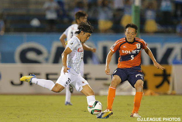 途中出場からゴールを狙った木島　良輔（讃岐）【明治安田Ｊ２ 第33節 愛媛vs讃岐】（2/3）