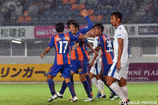 72分にオウンゴールで均衡を破った長崎【明治安田Ｊ２ 第33節 長崎vs金沢】（2/4）