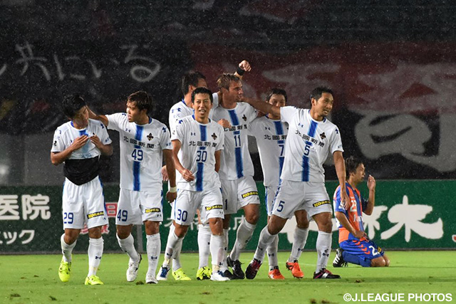 試合終了間際、劇的な同点ヘッドを決めたジャーン　モーゼル（金沢）【明治安田Ｊ２ 第33節 長崎vs金沢】（3/4）