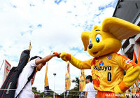 ファン・サポーターをお出迎えするパルちゃん【明治安田Ｊ１ 2nd 第12節 清水vs広島】（1/15）