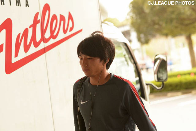 会場入りする柴崎　岳（鹿島）【明治安田Ｊ１ 2nd 第12節 鹿島vs浦和】（2/15）