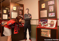 カシマサッカーミュージアムを見学する佐藤　美希さん【明治安田Ｊ１ 2nd 第12節 鹿島vs浦和】（5/5）