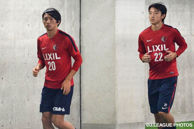 ウォーミングアップを行う柴崎　岳（鹿島 #20）と西　大伍（#22）【明治安田Ｊ１ 2nd 第12節 鹿島vs浦和】（4/15）