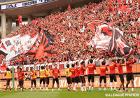 ウォーミングアップ時にファン・サポーターへ挨拶を行う浦和の選手たち【明治安田Ｊ１ 2nd 第12節 鹿島vs浦和】（5/15）