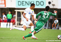 相手GKをかわして先制点を決めたドウグラス（広島）【明治安田Ｊ１ 2nd 第12節 清水vs広島】（6/15）