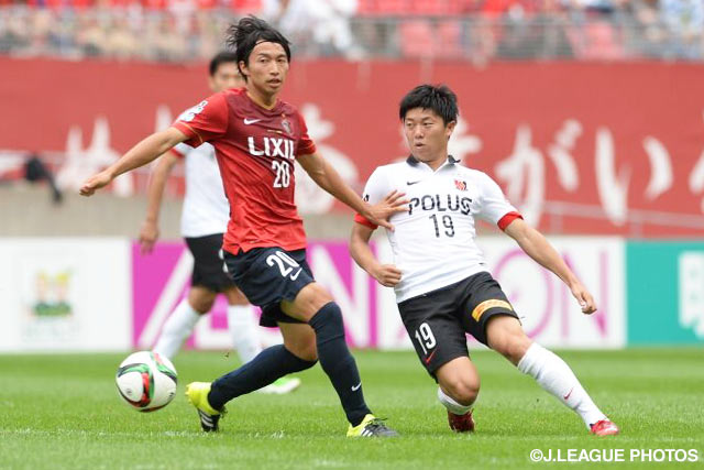 マッチアップする柴崎　岳（鹿島）と武藤　雄樹（浦和）【明治安田Ｊ１ 2nd 第12節 鹿島vs浦和】（9/15）