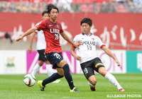 マッチアップする柴崎　岳（鹿島）と武藤　雄樹（浦和）【明治安田Ｊ１ 2nd 第12節 鹿島vs浦和】（9/15）