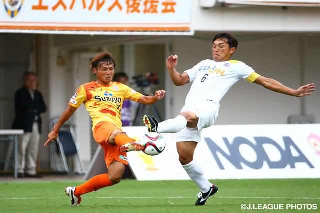 河井　陽介（清水）と競り合う青山　敏弘（広島）【明治安田Ｊ１ 2nd 第12節 清水vs広島】（7/15）