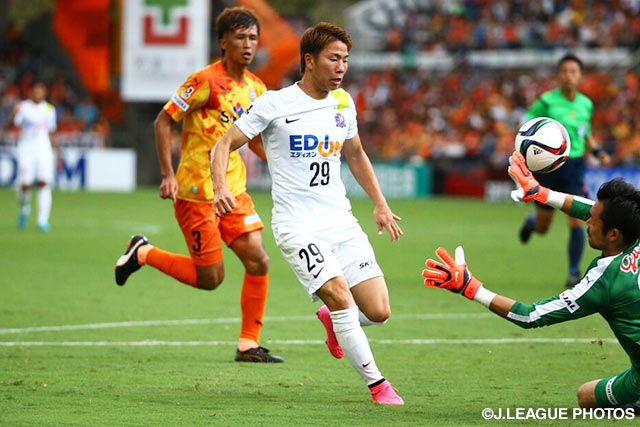 この試合の自身2点目を華麗なループシュートで決めた浅野　拓磨（広島）【明治安田Ｊ１ 2nd 第12節 清水vs広島】（11/15）