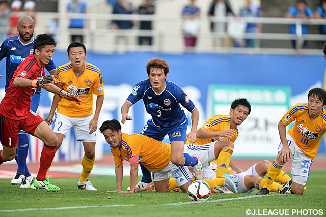 山形の猛攻を凌ぐ仙台守備陣【明治安田Ｊ１ 2nd 第12節 山形vs仙台】（4/5）