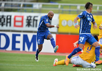 強烈なシュートを放つディエゴ（山形）【明治安田Ｊ１ 2nd 第12節 山形vs仙台】（2/5）