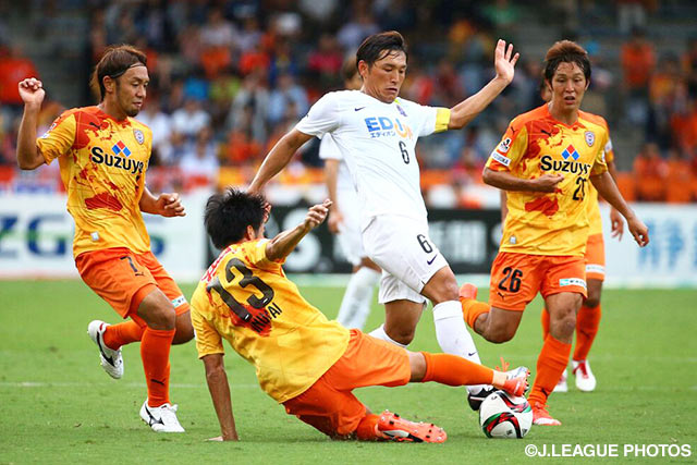 青山　敏弘（広島）をスライディングタックルで止める犬飼　智也（清水）【明治安田Ｊ１ 2nd 第12節 清水vs広島】（12/15）