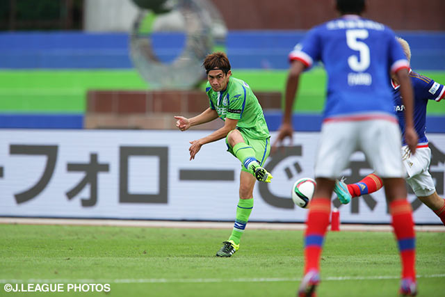 果敢にシュートを放つ菊池　大介（湘南）【明治安田Ｊ１ 2nd 第12節 湘南vs横浜FM】（2/5）