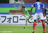 果敢にシュートを放つ菊池　大介（湘南）【明治安田Ｊ１ 2nd 第12節 湘南vs横浜FM】（2/5）