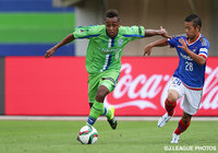 ドリブル突破を図るキリノ（湘南）をマークする喜田　拓也（横浜FM）【明治安田Ｊ１ 2nd 第12節 湘南vs横浜FM】（1/5）