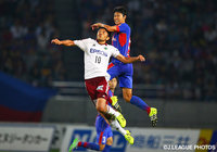 空中戦を繰り広げる塩沢　勝吾（松本）と丸山　祐市（FC東京）【明治安田Ｊ１ 2nd 第12節 FC東京vs松本】（4/5）