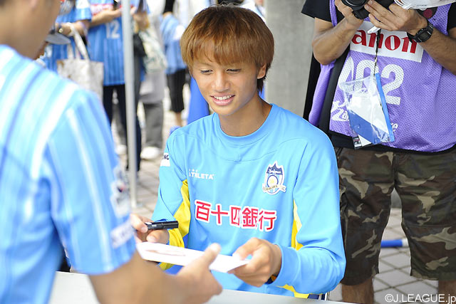 選手サイン会が開催され、京都から期限付き移籍中の高橋 祐治選手らが参加【明治安田Ｊ２ 第34節 讃岐vs京都】（1/4）