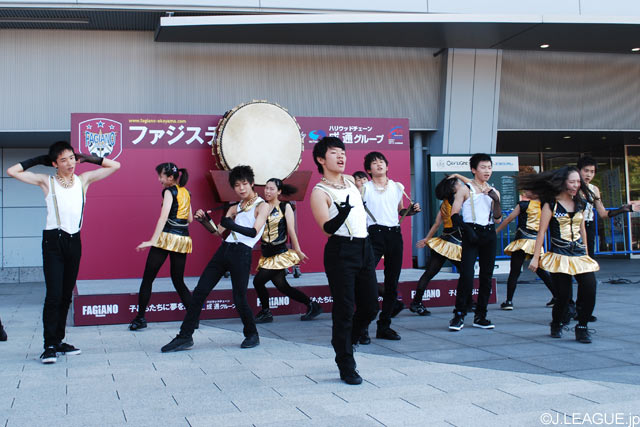 ファジステージでは、岡山学芸館高校の様々な部活の生徒たちがパフォーマンスを披露した【明治安田Ｊ２ 第34節 岡山vs大分】（1/4）
