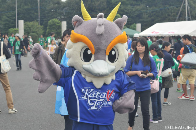 富山のマスコットキャラクター「ライカくん」もアウェイながら来場した【明治安田Ｊ３ 第31節 相模原vs富山】（1/3）