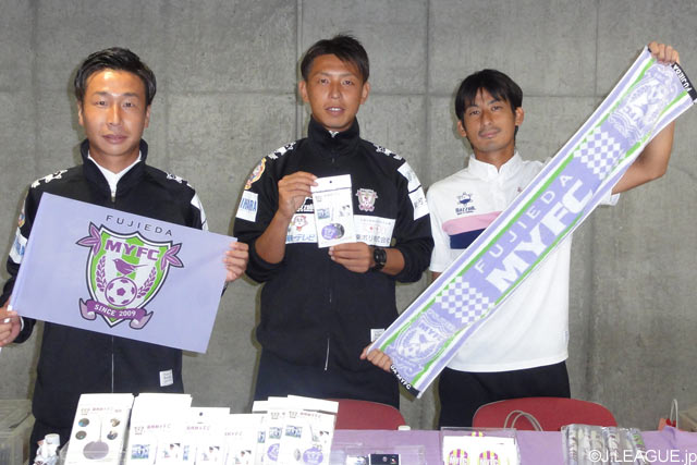 グッズ売り場では、ファン・サポーターのマストアイテムが豊富に並んだ【明治安田Ｊ３ 第31節 藤枝vs町田】（1/3）