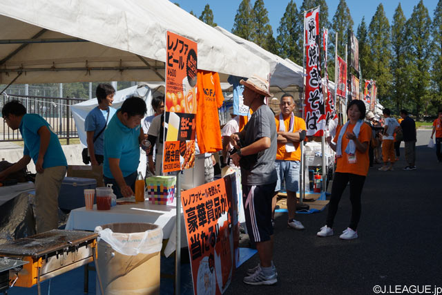レノファビールやレノファ焼き鳥など、山口オリジナルのグルメが数多く販売された【明治安田Ｊ３ 第31節 山口vsYS横浜】（1/3）