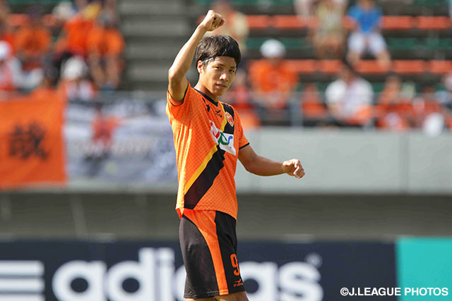 今季リーグ戦27得点目となる追加点を挙げた岸田　和人（山口）【明治安田Ｊ３ 第31節 山口vsYS横浜】（3/3）