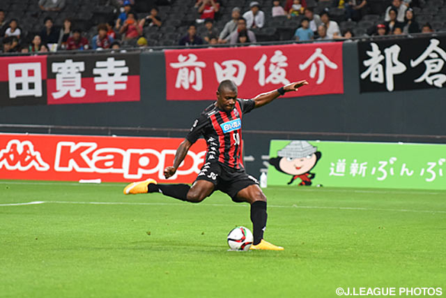 ナザリト（札幌）のPKは枠を外れて得点ならず【明治安田Ｊ２ 第34節 札幌vs群馬】（3/4）