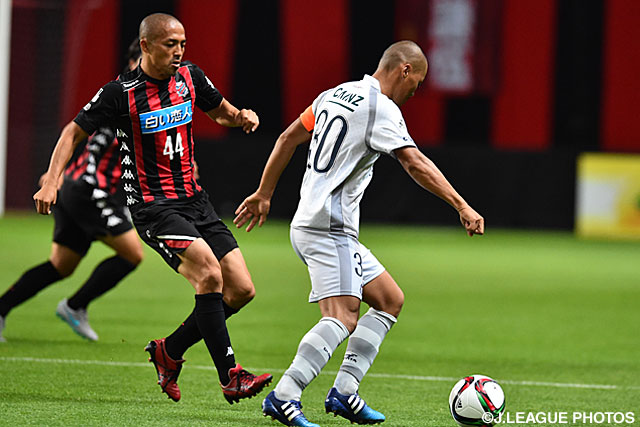  松下　裕樹（群馬）をマークする小野　伸二（札幌）【明治安田Ｊ２ 第34節 札幌vs群馬】（2/4）