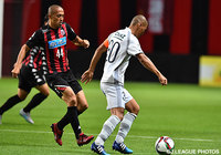  松下　裕樹（群馬）をマークする小野　伸二（札幌）【明治安田Ｊ２ 第34節 札幌vs群馬】（2/4）