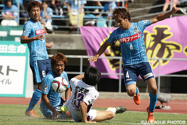 京都の攻撃を体を張って防ぐ讃岐守備陣【明治安田Ｊ２ 第34節 讃岐vs京都】（4/4）
