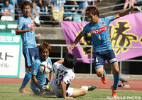 京都の攻撃を体を張って防ぐ讃岐守備陣【明治安田Ｊ２ 第34節 讃岐vs京都】（4/4）