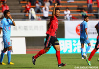 CKを頭で合わせ先制点を決めた作田　裕次（金沢）【明治安田Ｊ２ 第34節 金沢vs熊本】（2/4）