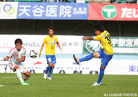 強烈なシュートを放った中美　慶哉（栃木）【明治安田Ｊ２ 第34節 栃木vs長崎】（4/4）