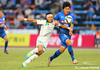 難波　宏明（岐阜）と競り合う宋　株熏（水戸）【明治安田Ｊ２ 第34節 水戸vs岐阜】（3/3）