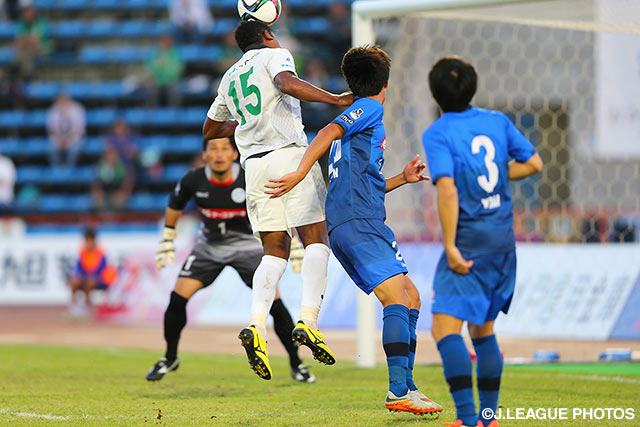 ロングスローを頭で合わせて先制点を決めたヘニキ（岐阜）【明治安田Ｊ２ 第34節 水戸vs岐阜】（1/3）