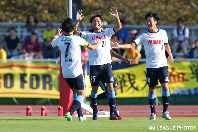 FKを頭で押し込んで先制点を決めた櫻内　渚（磐田）【明治安田Ｊ２ 第34節 北九州vs磐田】（1/3）