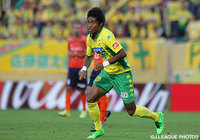 クロスに飛び込み1点差に詰め寄るゴールを決めたオナイウ　阿道（千葉）【明治安田Ｊ２ 第34節 大宮vs千葉】（3/3）