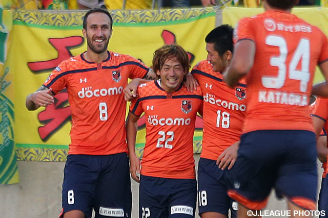 和田　拓也がこぼれ球を詰め、追加点を挙げた大宮【明治安田Ｊ２ 第34節 大宮vs千葉】（2/3）