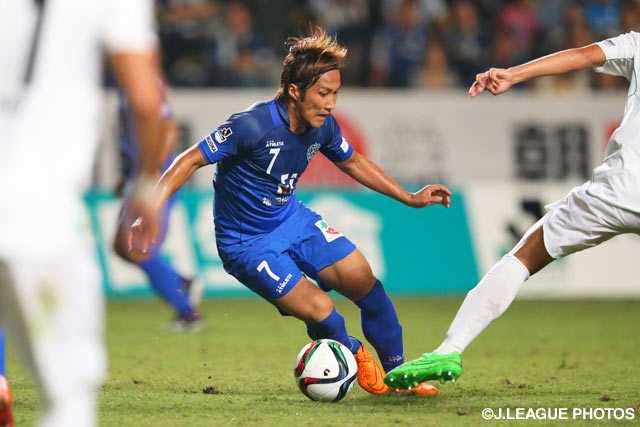 鋭いドリブルで突破を狙う金森　健志（福岡）【明治安田Ｊ２ 第34節 福岡vs東京Ｖ】（3/3）