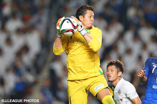 好セーブを連発し、福岡を無失点に抑えた佐藤　優也（東京Ｖ）【明治安田Ｊ２ 第34節 福岡vs東京Ｖ】（1/3）