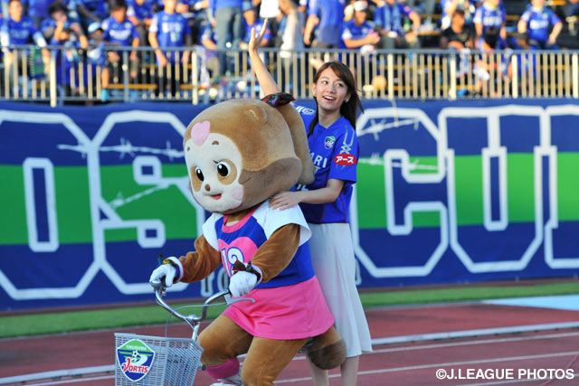 徳島のマスコット、ティスちゃんが運転する自転車でスタジアム内を周る佐藤　美希さん【明治安田Ｊ２ 第34節 徳島vsＣ大阪】（2/2）